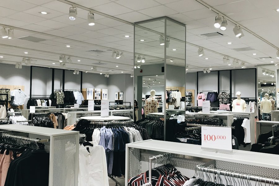 Tienda de ropa luminosa con buena iluminación