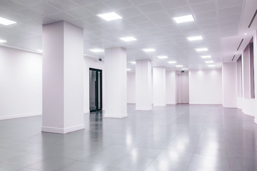 Espacio con paneles LED cuadrados en el falso techo
