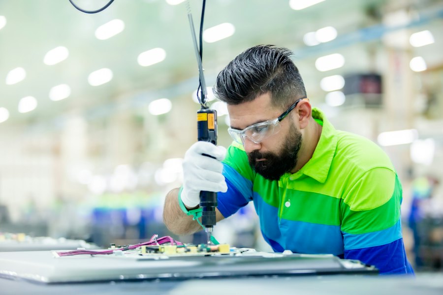 Técnico ensayando un producto electrónico