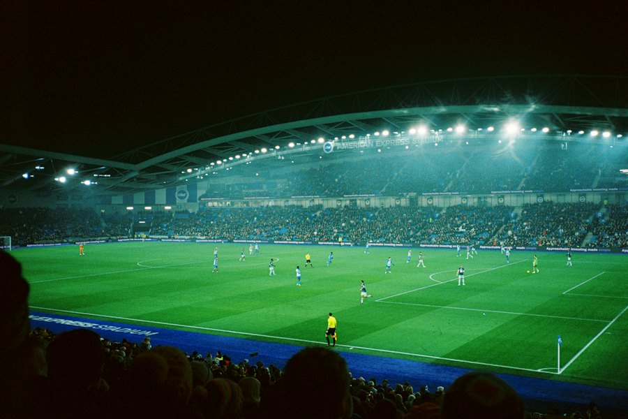 Estadio de fútbol de noche con una potente iluminación