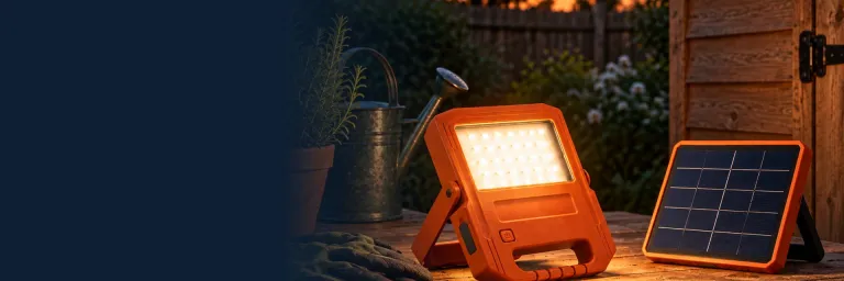 Proyector LED solar con panel solar