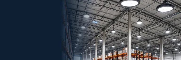Campanas LED industriales UFO en un almacén
