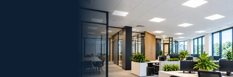 Paneles LED en una oficina moderna