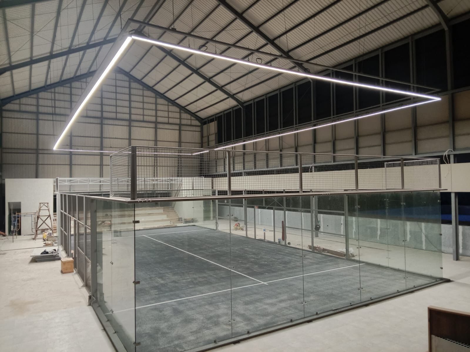 Pistas de pádel iluminadas con iluminación LED lineal (1)