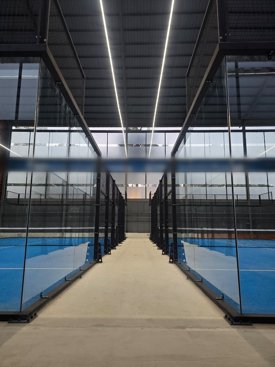 Pistas de pádel iluminadas con iluminación LED lineal (3)