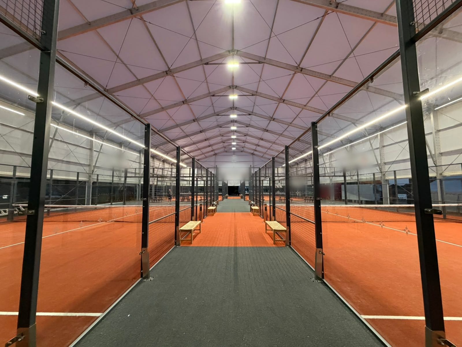 Pistas de pádel iluminadas con iluminación LED lineal (4)