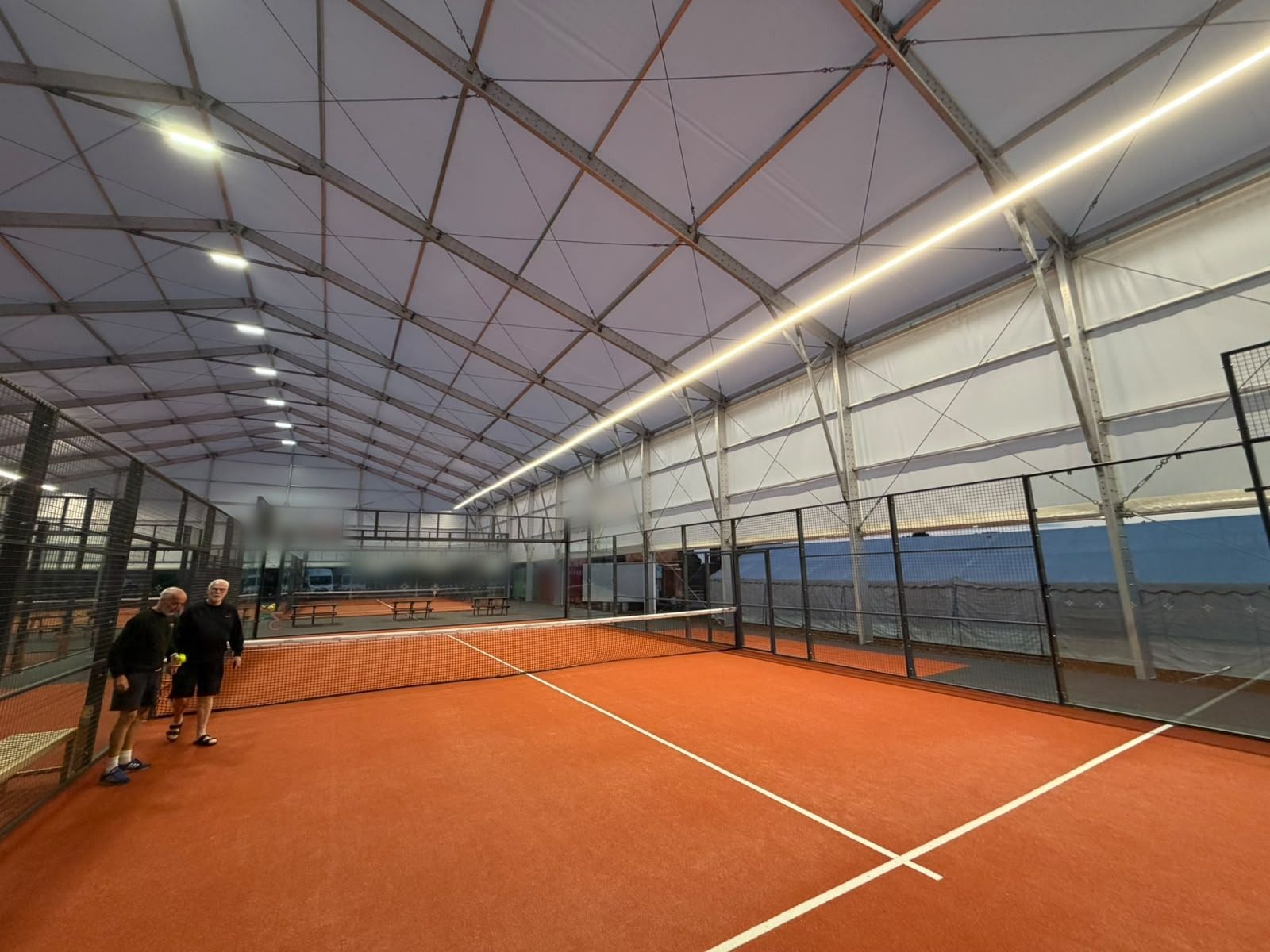 Pistas de pádel iluminadas con iluminación LED lineal (5)